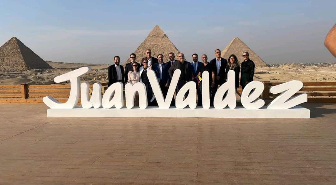Una Conquista del Café: Juan Valdez se establece en Egipto cerca de las Pirámides